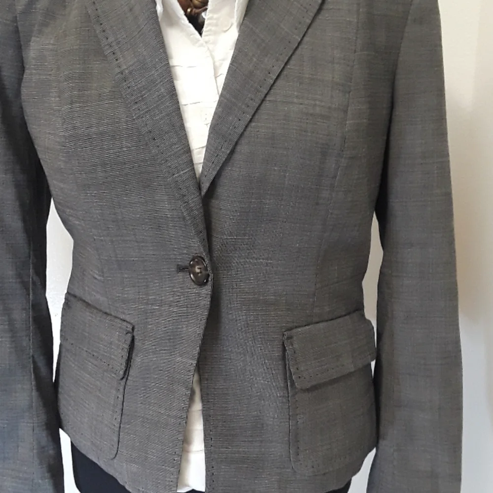 Talbots Single Button Gray Blazer - Size 6P - Picture 2 of 8